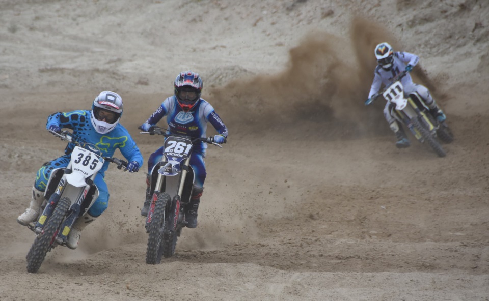 Santiago Santillán y Vicente Díaz de la MX 2 delante de Nicolás Fuentes de la MX 1 (Norman Evans/Jornada Medios).