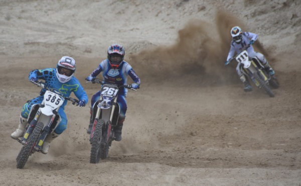 Santiago Santillán y Vicente Díaz de la MX 2 delante de Nicolás Fuentes de la MX 1 (Norman Evans/Jornada Medios).