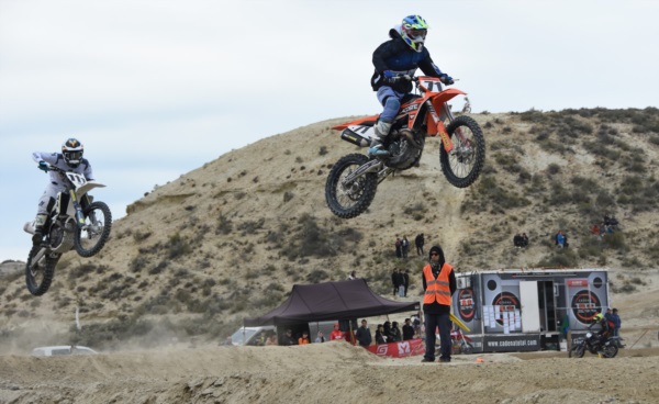 Cristian Bozzini y Nicolás Fuentes luchando por una mejor posición en MX 1 (Norman Evans/Jornada Medios).
