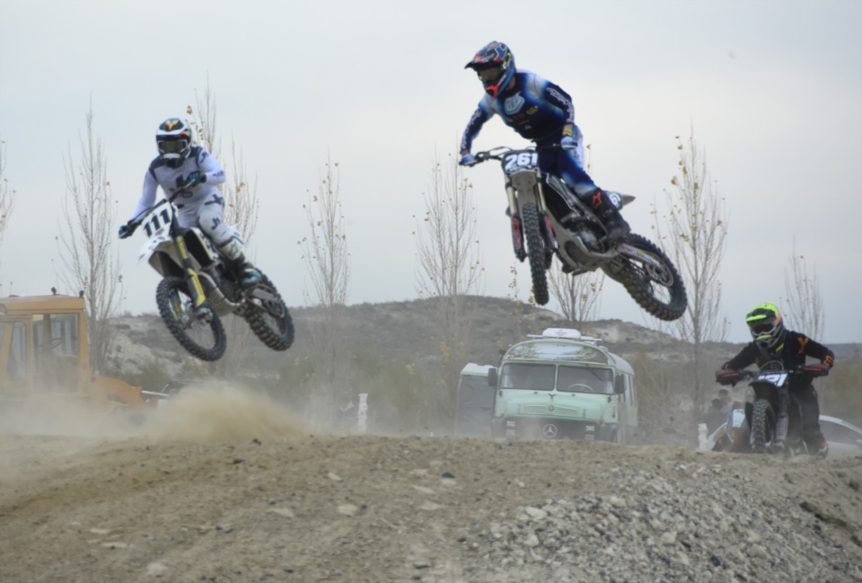 Nicolás Fuentes y Vicente Díaz comparten el espacio aéreo (Norman Evans/Jornada Medios).