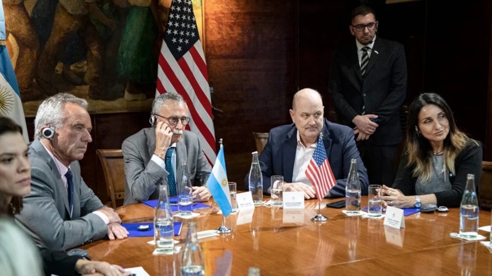 Robert Kennedy con los ministros Mario Lugones y Federico Sturzenegger (NA) Agencia Noticias Argentinas.