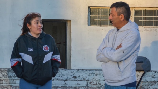 Ayelen Montes, presidenta de Alumni junto a Milton Reyes, titular de Chubut Deportes.