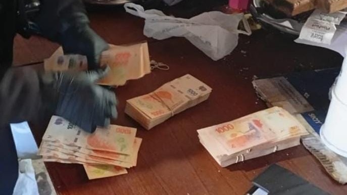 Celulares, dinero, dos bovinos y un trozo de cráneo de ciervo incautados.