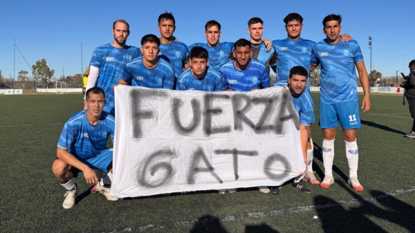 Plantel del CEC con bandera en apoyo a Grigera, arquero que sufrió una dura fractura.