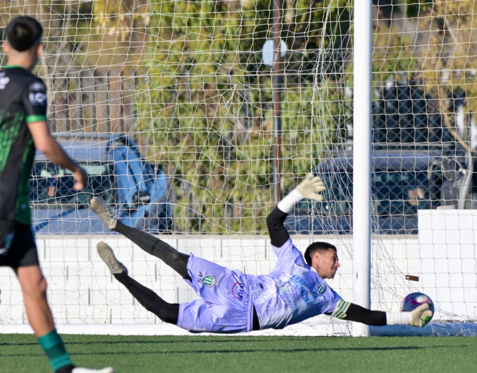 Mauricio Nievas atajó el primer tiempo en el Verdiblanco.