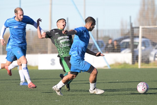 Maxi Huenchuquir con la pelota.