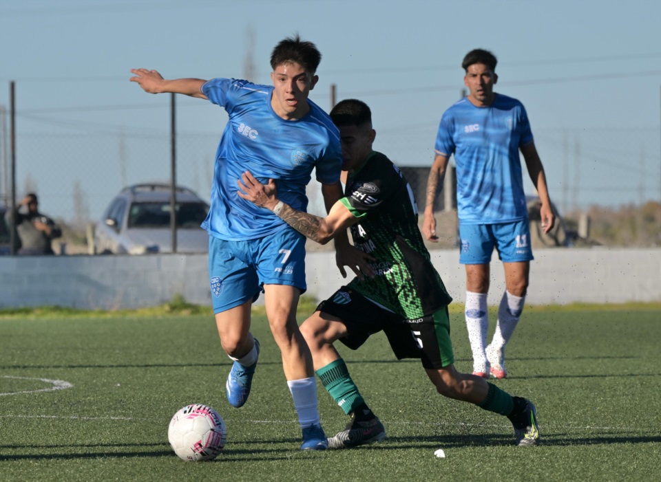 Bruno Reyes pelea por el balón con Uriel Barra.