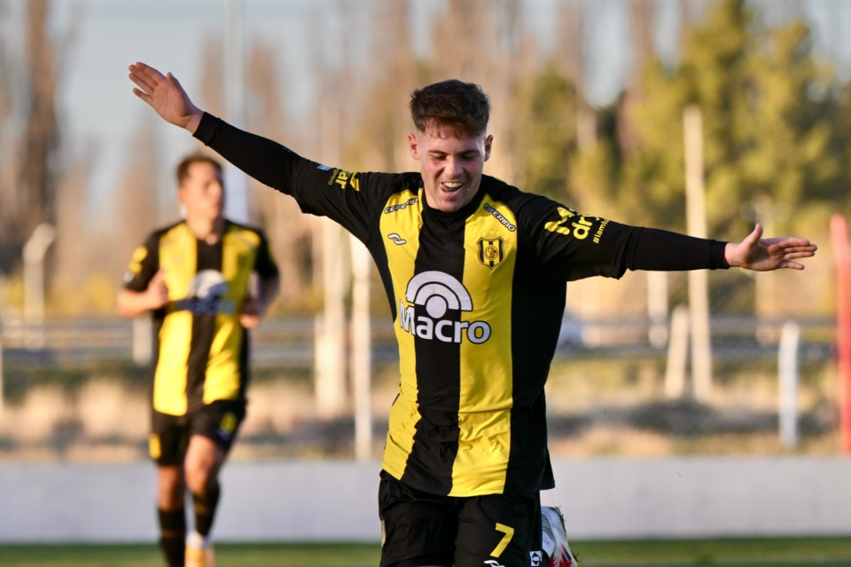 Renzo Sastre decretó el definitivo 5-2 (Foto: Daniel Feldman/Jornada).