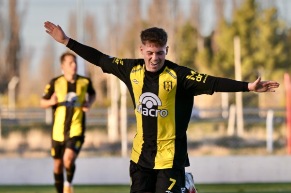 Renzo Sastre decretó el definitivo 5-2 (Foto: Daniel Feldman/Jornada).