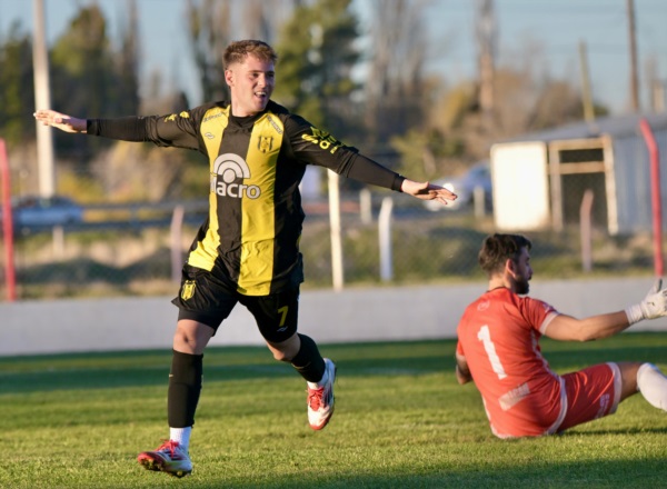 Renzo Sastre convirtió el quinto gol del Aurinegro. (Foto: Daniel Feldman/Jornada).