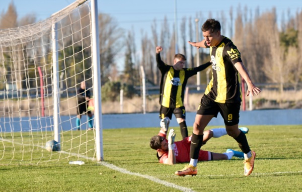 El paraguayo Elías Ayala ya mandó a la red el balón para el cuarto de Madryn y el segundo de su cuenta personal (Foto: Daniel Feldman/Jornada).