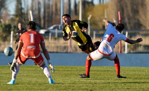 Thiago Yossen sintió el toque de Román y se zambulle en el área. El árbitro no compró (Foto: Daniel Feldman/Jornada).