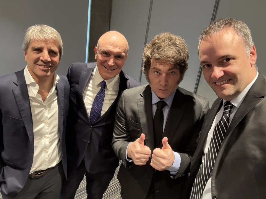 Caputo, Espert, Milei y Adorni, celebrando el recorte a los trabajadores.