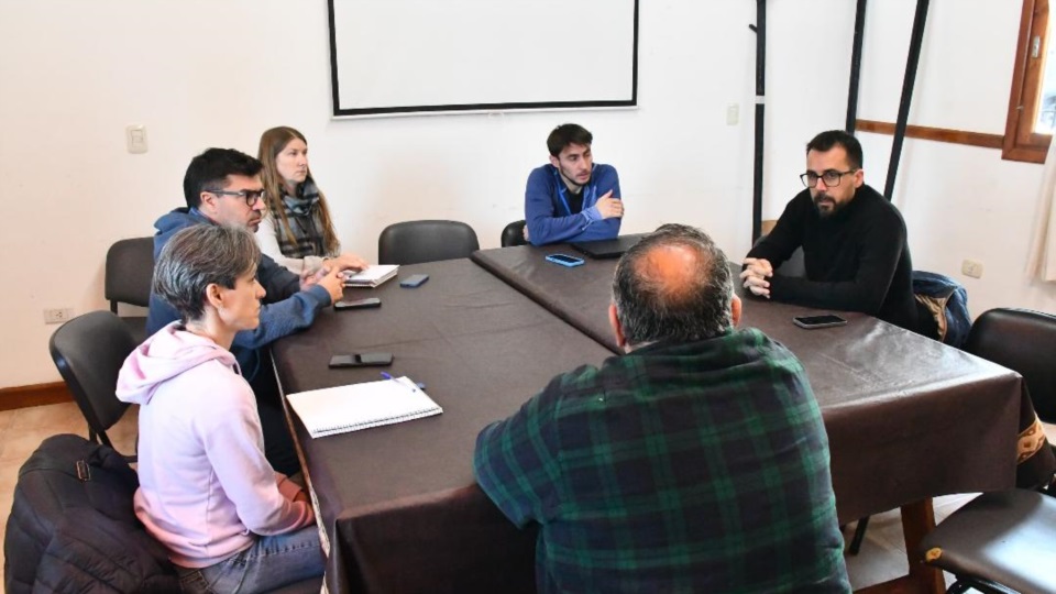 Matías Tacceta con integrantes de la Cámara de Turismo de Esquel.