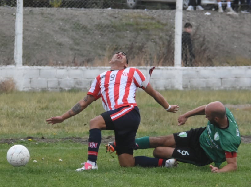 Fuerte foul de Ghigilotto a Castillo. Foto: Sergio Esparza. 