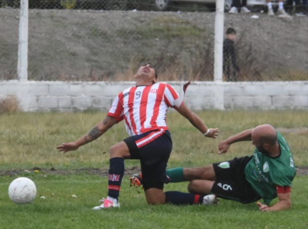 Fuerte foul de Ghigilotto a Castillo. Foto: Sergio Esparza. 