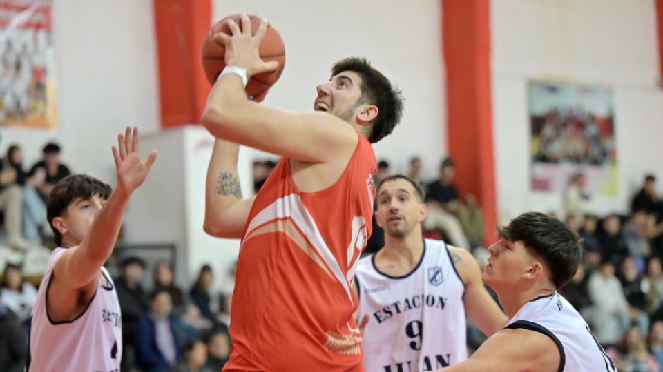 El pivote Nico Giménez en acción, flamante refuerzo del Globo. (Foto: Daniel Feldman/Jornada).