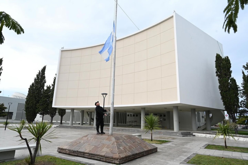La Legislatura, atestada de gente.