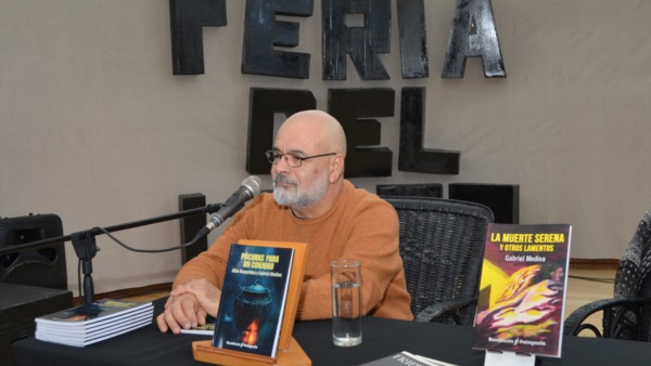 Gabriel Medina en su presentación de su libro en Esquel.