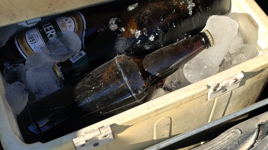 Las botellas de cervezas estaban en dos rodados.