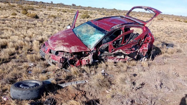 La Renault Sandero Stepway, conducida por una mujer, se llevó la peor parte.
