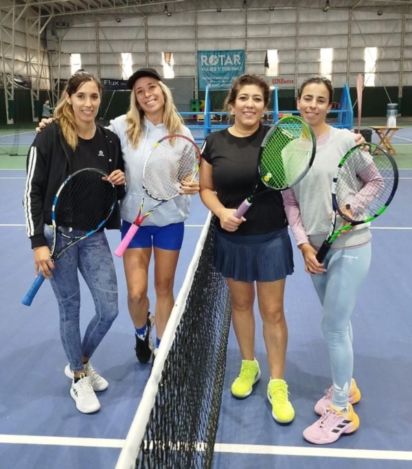 Las finalistas del doble de 4º Damas, Araujo-Mac Donnell y las campeonas Goicochea-Latorre.