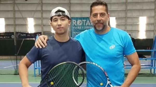 Agustín Pfister venció a otros de los candidatos, Esteban Montivero, en una de las semifinales de 2º Caballeros.