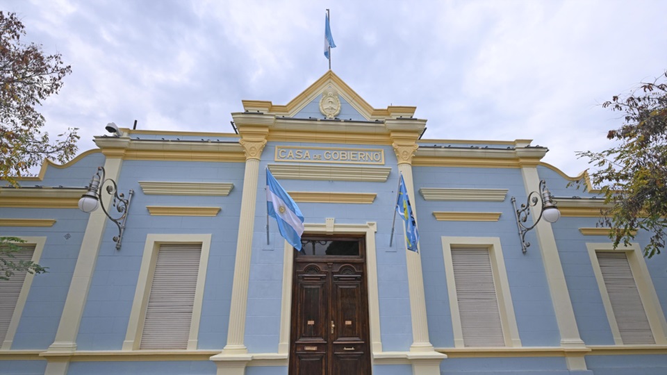 La sede del Poder Ejecutivo de Fontana 50 en Rawson.