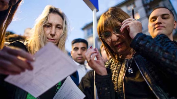 Karina Milei revisa la ficha de afiliación de Patricia Bullrich a La Libertad AvanzaTomás Cuesta - LA NACION.