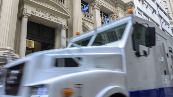 Camión de caudales. Blindado como el BCRA de Bausili y Caputo. ¿No lo iban a quemar?