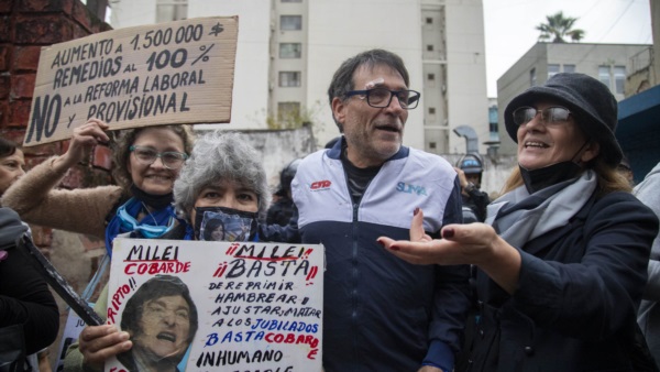 El cura Olveira en la marcha. Luego, fu demorado por la Policía.