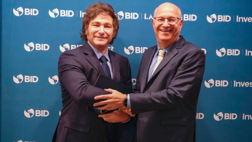 El presidente Javier Milei junto al titular del BID, Ilan Goldfajn.