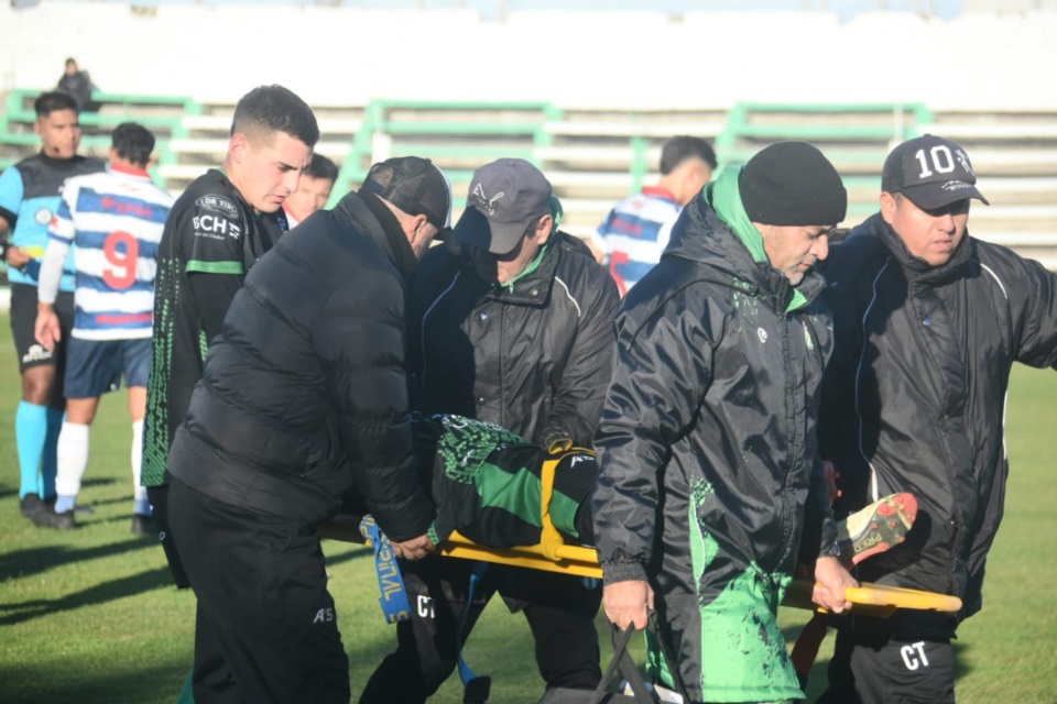  Mallea se retiró lesionado en camilla. (Foto: Sergio Esparza/Jornada).