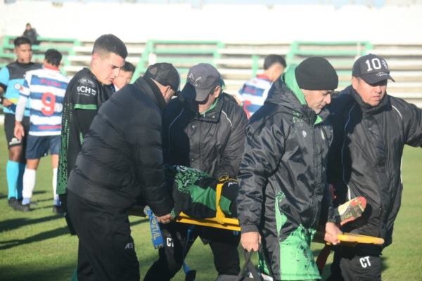  Mallea se retiró lesionado en camilla. (Foto: Sergio Esparza/Jornada).