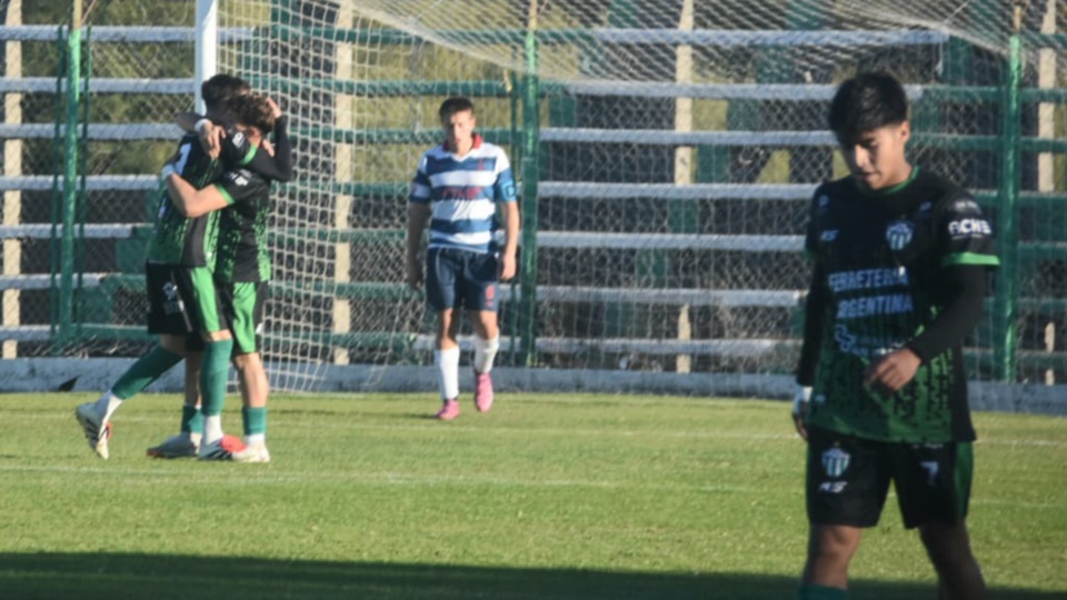 Jonathan Ojeda celebra uno de sus goles. (Foto: Sergio Esparza/Jornada).