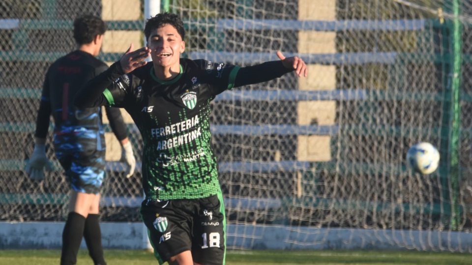 Bautista Tenorio ingresó y marcó el cuarto gol de Germinal. (Foto: Sergio Esparza/Jornada).