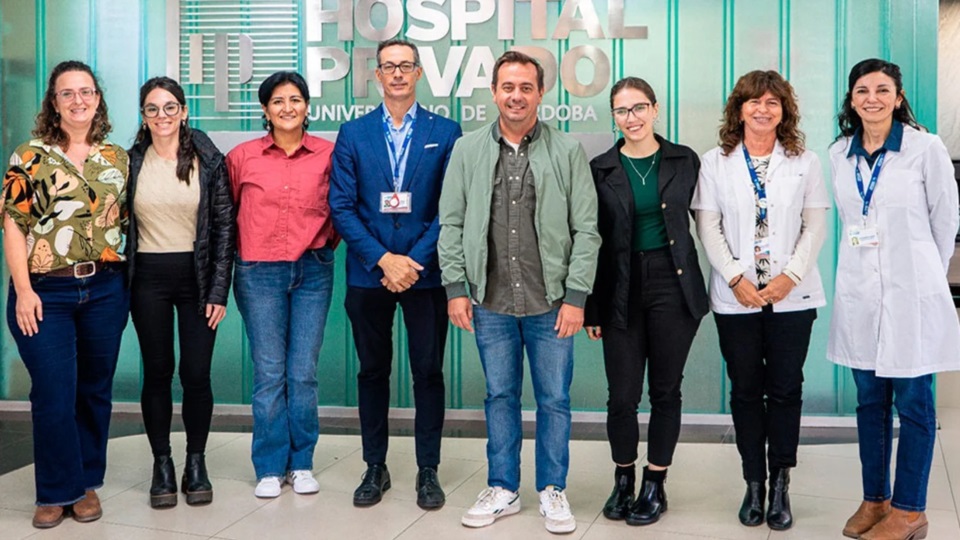 Juan Pablo Petiti, Liliana Sosa, Natacha Zlokowski, Gilda Mezger y Erica Faure, del INICSA (CONICET-UNC), con médicos del Hospital Privado Universitario de Córdoba: Laura Anahí Cecenarro, Juan De Battista y Patricia Calafat.