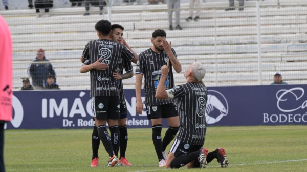 Los jugadores de Cipolletti festejan el triunfo en Puerto Madryn. Foto: Daniel Feldman/Jornada Medios.