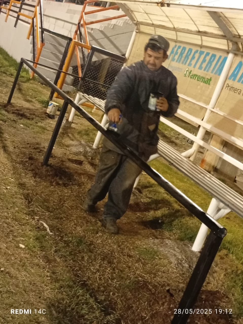 Mejoras en los bancos de suplentes de la cancha de rugby.