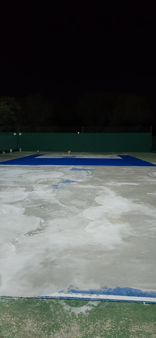 Trabajos de pintura en las cancha de tenis.