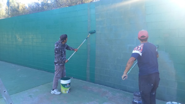 Trabajos de pintura en las cancha de tenis.