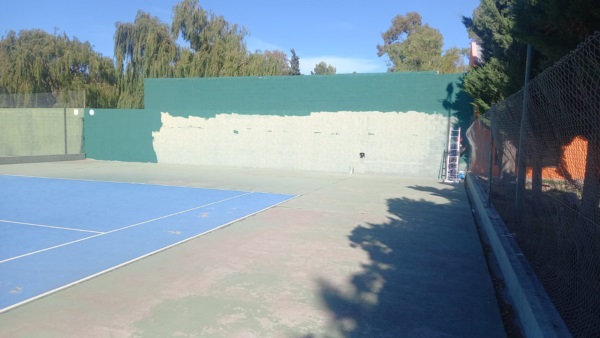Trabajos de pintura en las cancha de tenis.