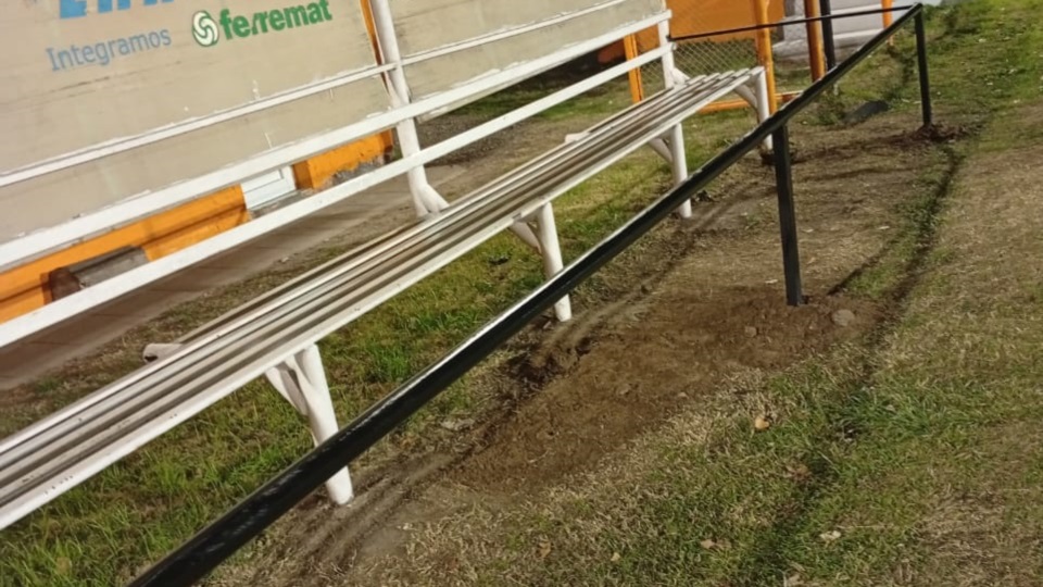 Mejoras en los bancos de suplentes de la cancha de rugby.