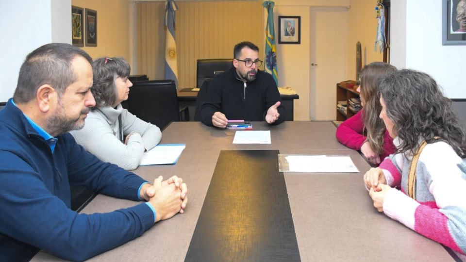 En la reunión los vecinos expusieron la gravedad del problema que afecta a trabajadores activos, jubilados y sus familias.