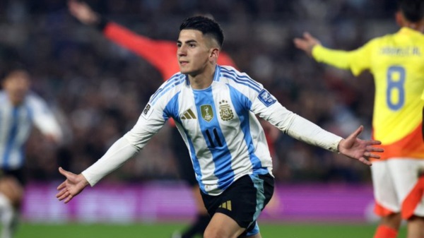 Minutos después de la salida de Messi, Thiago Almada se sacó un remate de la galera para el empate.