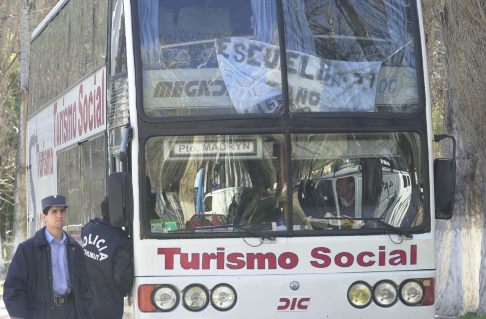 El micro del contingente que llegó hasta la villa turística. 