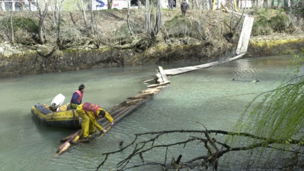 Una postal de la pasarela tras colapsar sobre el río.