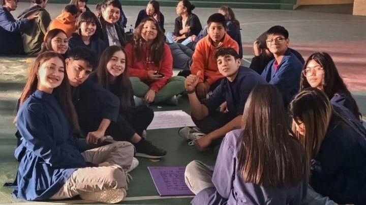 Alumnos de la Escuela Politécnica en el taller.