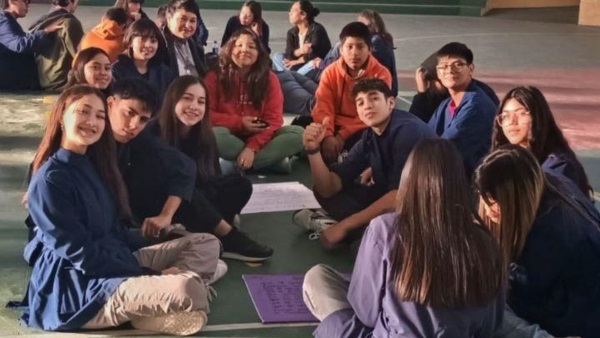 Alumnos de la Escuela Politécnica en el taller.