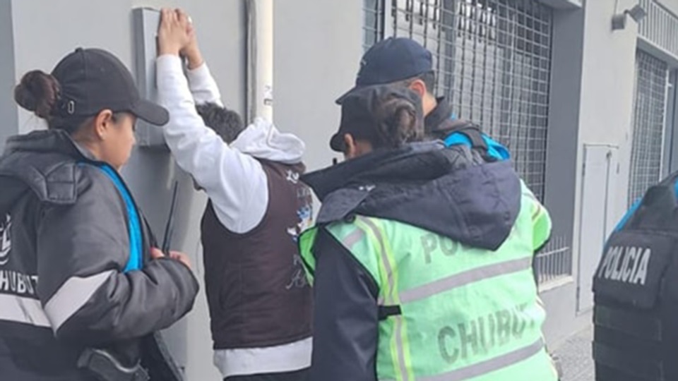 El hombre fue atrapado cuando escapaba y se desprendía de su HT.